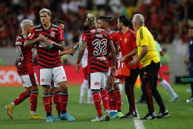 Bragantino dá show, goleia Flamengo e quebra sequência de Sampaoli