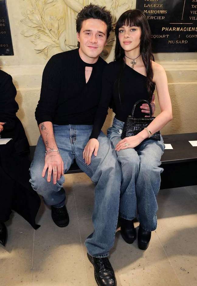 Brooklyn Beckham e Nicola Peltz assistiram desfile de Victoria no Paris Fashion Week