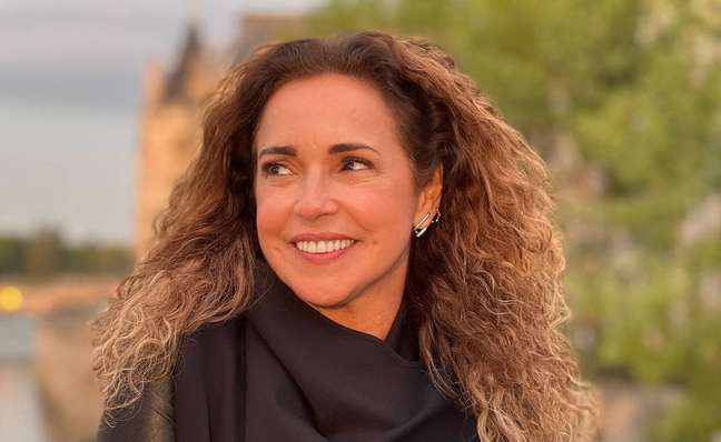 Daniela Mercury leads a festa junina choir when she finds Father Kelmon in flight; Appearance Daniela Mercury leads a festa junina choir when she finds Father Kelmon in flight; Appearance