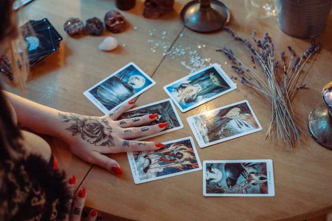 The tarot predicted the 2nd round.  Find out what it says for the rest of the election
