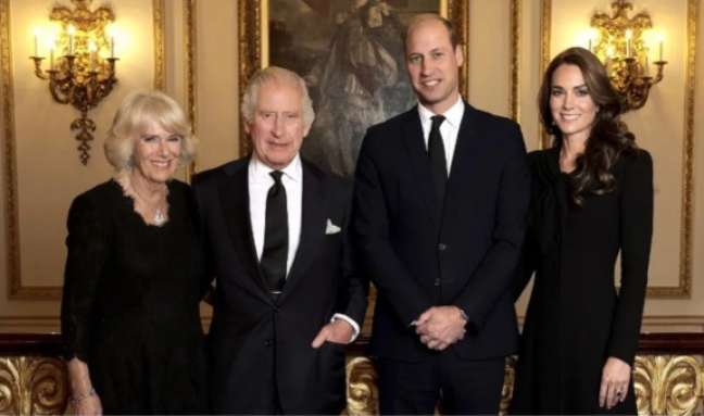 The first official photo of Charles III resonates on social media