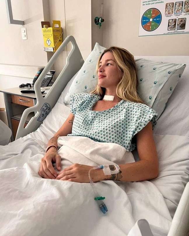 Influencer Aline Gotschalg after thyroidectomy surgery. Influencer Aline Gotschalg after thyroidectomy surgery.