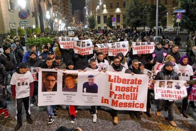 Manifestación en Nápoles, Italia, contra la desaparición de Raffaele, Antonio y Vincenzo