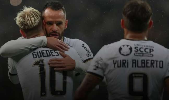 Corinthians se aproxima de decisão com 'trio parada dura' em alta