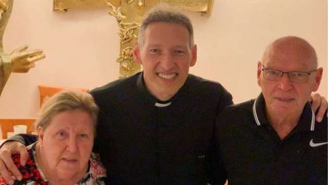 Father Marcelo Rossi publishes a series of tributes after his father’s death