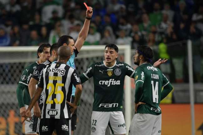 Palmeiras se preocupa com expulsões, mas não vê relação com nervosismo