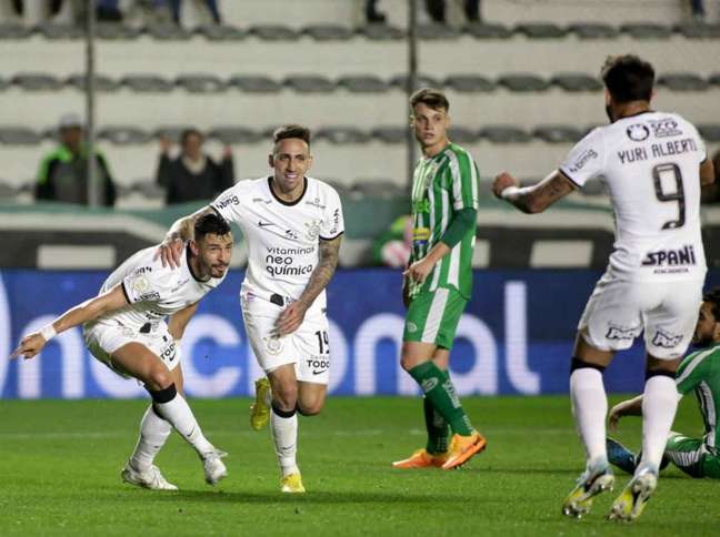 Falhas do Corinthians contra o Juventude acirram concorrência em 'posição problema'