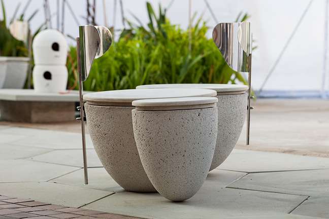 The exclusive piece of furniture is composed of three volumes of white concrete and a back in copper stainless steel, with a central bar that recalls the symmetry and texture of the banana leaf. The exclusive piece of furniture is composed of three volumes of white concrete and a back in copper stainless steel, with a central bar that recalls the symmetry and texture of the banana leaf.