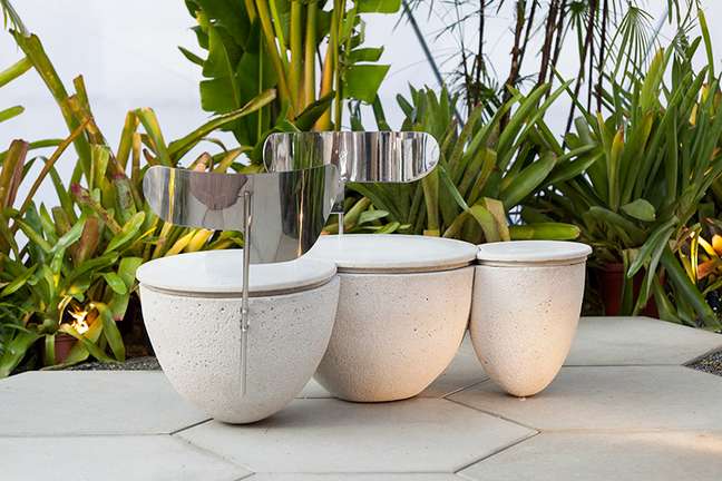A reinterpretation of traditional loveseats, but with a tropical design, Banana Trees loveseats allow people to sit and chat in different positions. “Given the natural growth and clustering behavior of banana trees, which is very familiar and happens in a haphazard and non-linear way, we have brought this organic design into furniture,” explains Felipe Stracci who points to furniture for squares and gardens in general. A reinterpretation of traditional loveseats, but with a tropical design, Banana Trees loveseats allow people to sit and chat in different positions. “Given the natural growth and clustering behavior of banana trees, which is very familiar and happens in a haphazard and non-linear way, we have brought this organic design into furniture,” explains Felipe Stracci who points to furniture for squares and gardens in general.