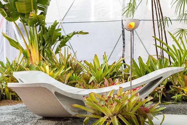 With a diameter of 3.20 m, the furniture offers interaction with the user, thanks to the low center of gravity of a petal which, with its rounded base, generates a regular oscillation. All in white concrete, the furniture has a smooth inside and a textured outside, as originally intended. With a diameter of 3.20 m, the furniture offers interaction with the user, thanks to the low center of gravity of a petal which, with its rounded base, generates a regular oscillation. All in white concrete, the furniture has a smooth inside and a textured outside, as originally intended.