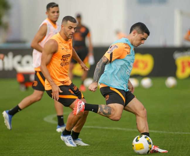 Trio treina com bola, e Corinthians segue preparação para enfrentar o Athletico-PR