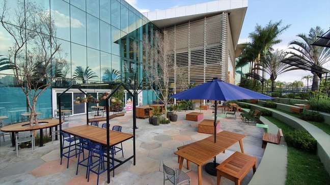 In this outdoor space of a shopping center in the eastern part of São Paulo, outdoor furniture provides all the support for visitors to feel at ease and in contact with nature, combining a staircase and a garden in a meeting and coexistence point. . In this outdoor space of a shopping center in the eastern part of São Paulo, outdoor furniture provides all the support for visitors to feel at ease and in contact with nature, combining a staircase and a garden in a meeting and coexistence point. .