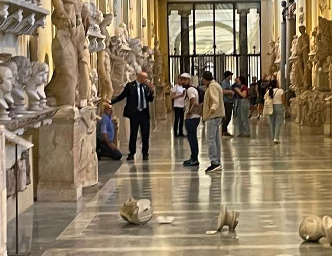 Tourists smash ancient Roman statues in Vatican museum