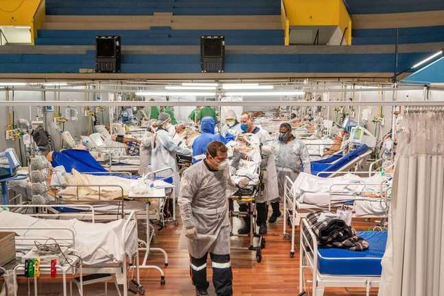 The epidemic risk of meningitis is low but exists;  experts suggest actions to stop the disease.  In