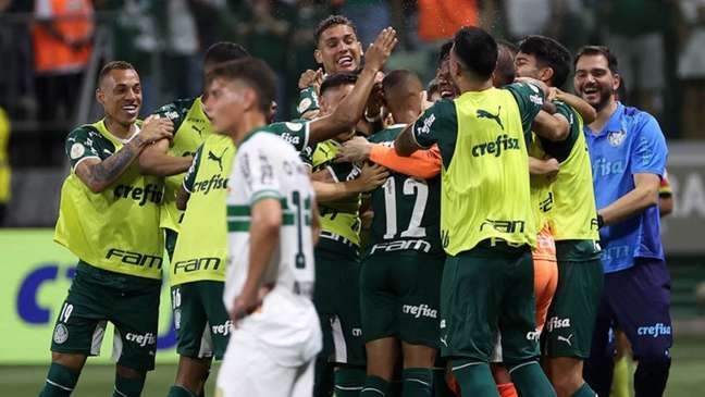 Palmeiras vence Coritiba por 4 a 0 e abre 12 pontos para vice do Brasileirão