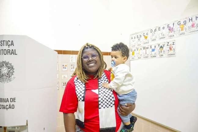 Laura Sito vota com o filho Pedro: modelo de luta foi a pr&oacute;pria m&atilde;e, Marilza, que criou as filhas sozinha