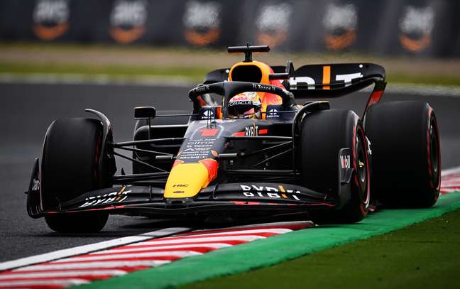 Verstappen conquista pole do GP do Jap&Atilde;&pound;o e vai ao domingo com duas m&Atilde;&pound;os no  bi da F1