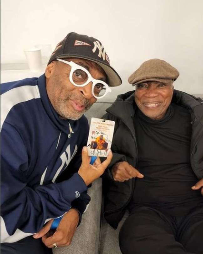 Spike Lee tieta and asks for Milton Nascimento’s autograph at an exhibition: ‘Privilege’