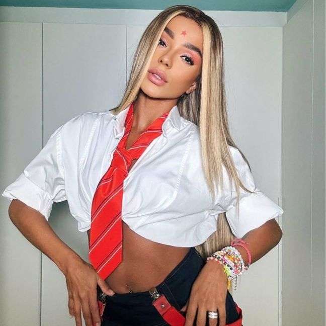 Brunna Gonçalves dancer dressed as Mia Colucci - Brunna Gonçalves dancer dressed as Mia Colucci -