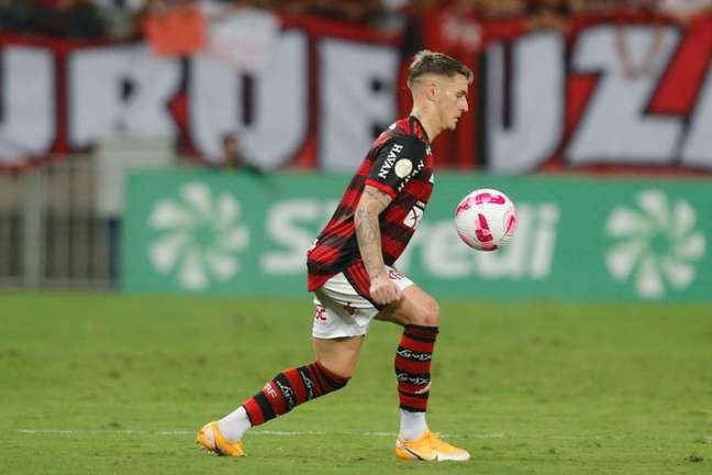 Varela aproveita chance para mostrar virtudes e recebe elogios de Dorival; veja números