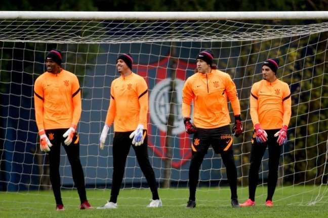 Quem fica com a vaga? Susto de Cássio abre espaço para competição no Corinthians