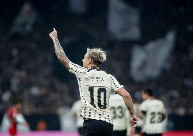 Na ausência de lateral, Róger Guedes se coloca como principal cobrador de pênaltis do Corinthians