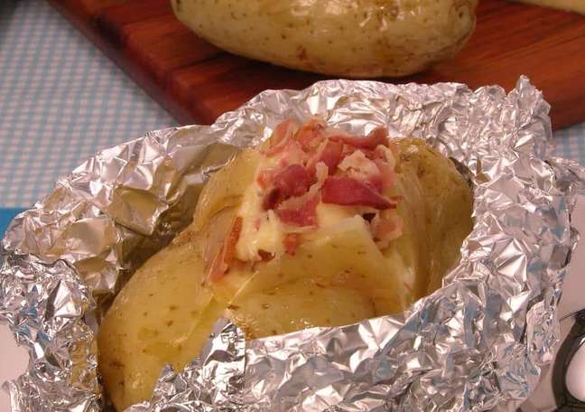 Microwave Stuffed Potatoes - Photo: Guia da Cozinha Microwave Stuffed Potatoes - Photo: Guia da Cozinha