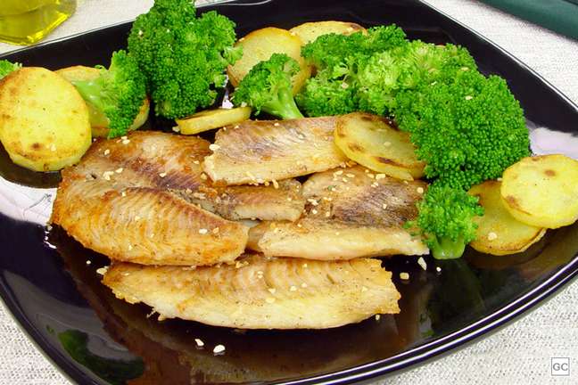 Baked fish with potatoes and broccoli - Photo: Guia da Cozinha Baked fish with potatoes and broccoli - Photo: Guia da Cozinha