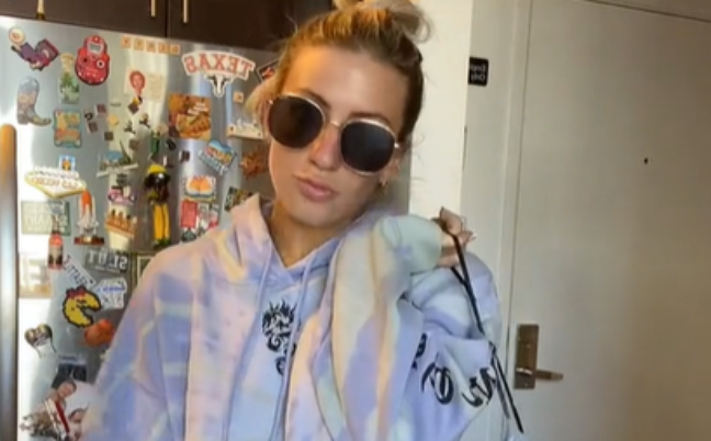 The neighbor leaves a message to the influencer who leaves the house without wearing pants: “My husband can see”