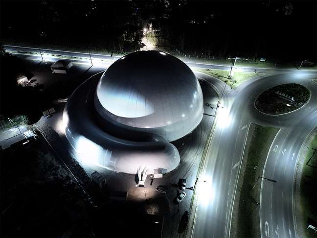 Already on the night of October 6 it was possible to understand what the inflated structure of the Mega Domo will be like. Already on the night of October 6 it was possible to understand what the inflated structure of the Mega Domo will be like.