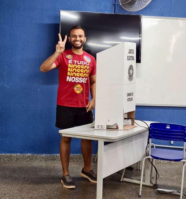 F&aacute;bio Felix: apesar de ser o deputado mais votado da hist&oacute;ria do Distrito Federal, parlamentar eleito ainda teme andar de m&atilde;os dadas com o marido na rua