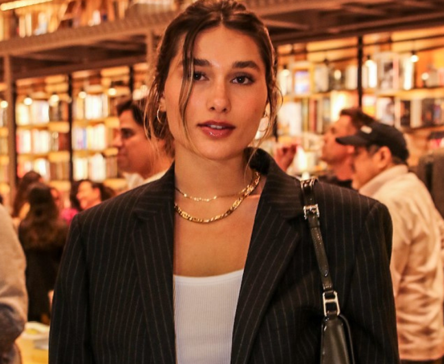 Fashion lesson: Sasha wears the same blazer in 2 different looks Fashion lesson: Sasha wears the same blazer in 2 different looks