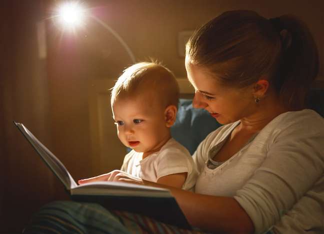 Books: introduces the child to the fantastic world of reading Books: introduces the child to the fantastic world of reading