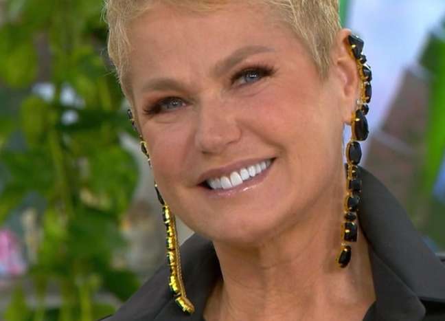 Trend: Xuxa wears a long R $ 380 headset that “hugs the ear” Trend: Xuxa wears a long R $ 380 headset that “hugs the ear”