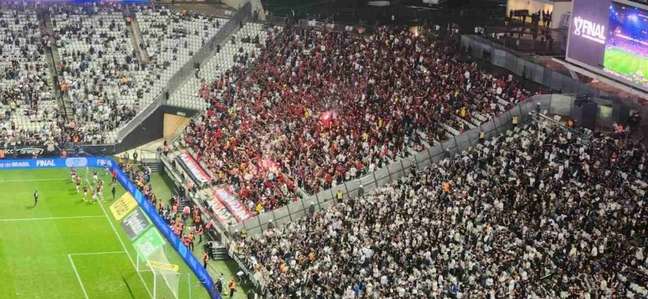 Árbitro relata confusão entre torcida de Flamengo e Corinthians