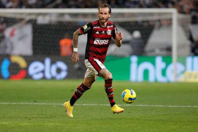 Flamengo x Corinthians: Léo Pereira desmente declaração sobre possível pênalti
