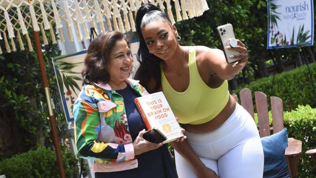 Uma Naidoo and fans during the launch of the specialist's book Uma Naidoo and fans during the launch of the specialist's book