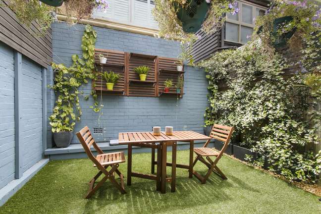 Choose to put wooden furniture in the garden Choose to put wooden furniture in the garden
