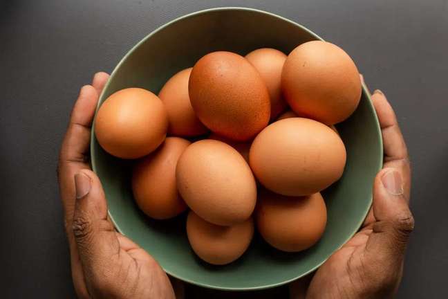 O que define o tipo de ovo é a maneira como as galinhas são criadas: ovos com embriões não podem ser comercializados em supermercado (Imagem: Louis Hansel/Unsplash)