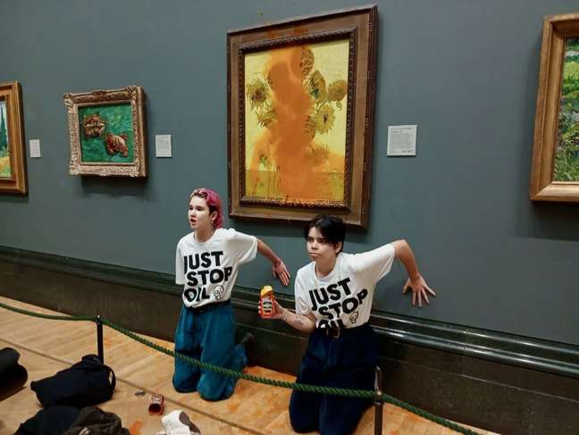 Activists throw tomato soup at Van Gogh’s painting Activists throw tomato soup at Van Gogh’s painting