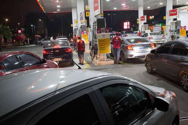 Gasolina recua 2,44% no começo de outubro, diz levantamento Gasolina recua 2,44% no começo de outubro, diz levantamento