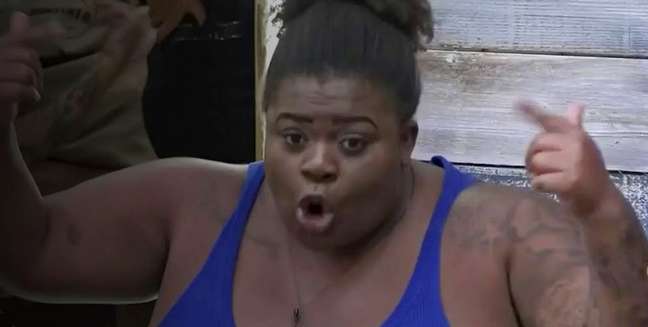 Jojo builds two shacks on the same night with his former neighbor and rival Jojo builds two shacks on the same night with his former neighbor and rival