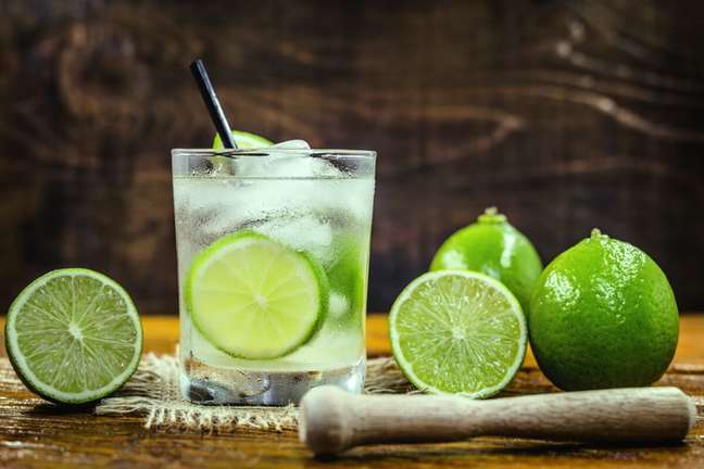 Want to know how to make lemon caipirinha? Check out the recipe to do it right! Want to know how to make lemon caipirinha? Check out the recipe to do it right!