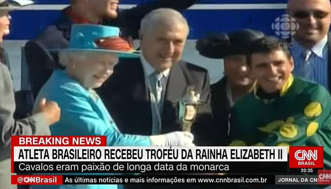 The San Paolo jockey Eurico Silva received the grass champion trophy from the hands of Elizabeth II The San Paolo jockey Eurico Silva received the grass champion trophy from the hands of Elizabeth II