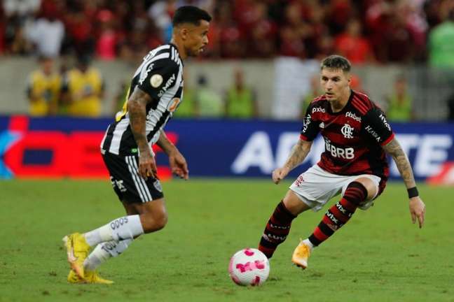 Torcedores do Flamengo elogiam atuação de Varela contra o Atlético-MG na web