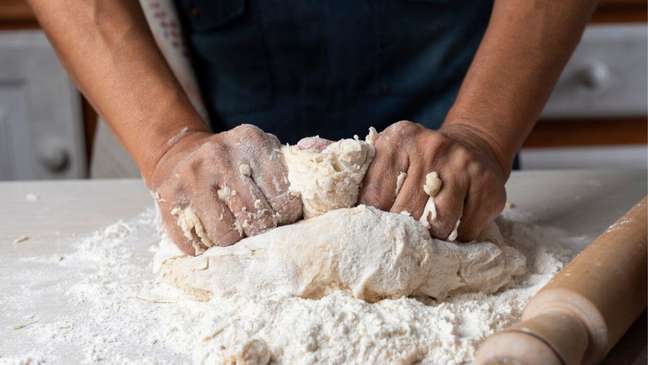 Does it make a difference to knead with your hands or with the equipment? Pietro answers! - Photo: Shutterstock Does it make a difference to knead with your hands or with the equipment? Pietro answers! - Photo: Shutterstock