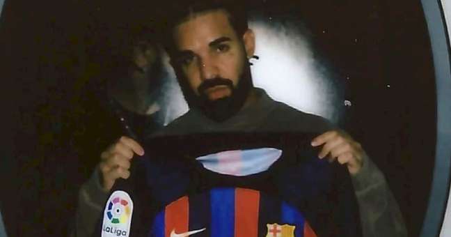Cold foot?  Drake makes a millionaire bet on Barcelona and Arsenal and takes the worst