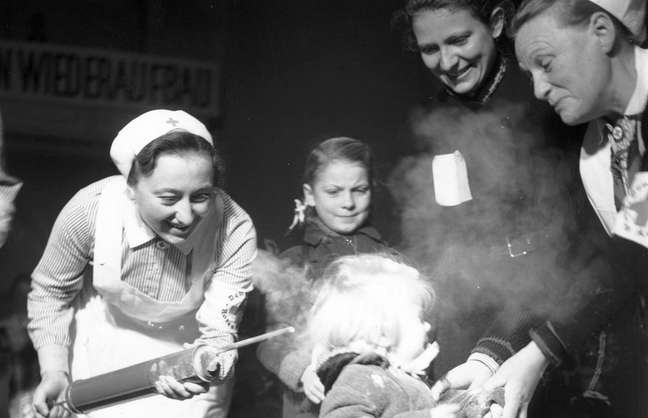 Uma menina &eacute; pulverizada com DDT na Alemanha em 1945 como parte de um programa para matar piolhos, um dos insetos que podem transmitir o tifo