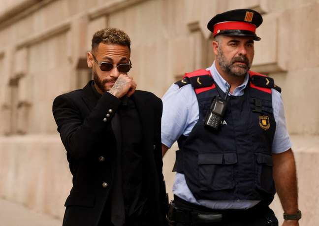 Neymar deixa o tribunal ap&oacute;s ser julgado