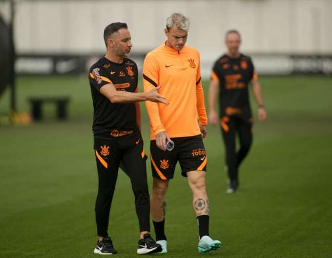 No Corinthians, relação entre Vítor Pereira e Róger Guedes é de 'guerra fria'